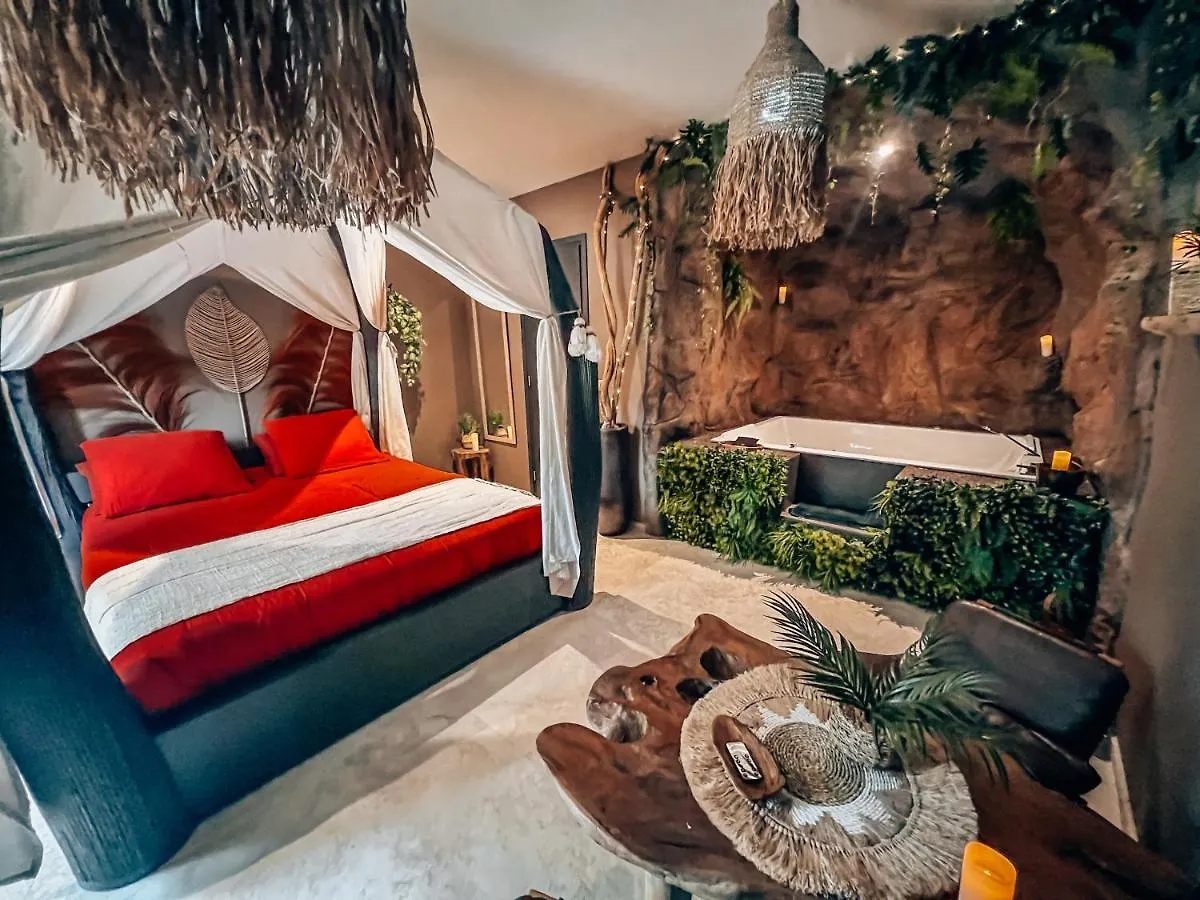 Appartement LA GROTTE Chambre jacuzzi charme romantique terrasse privée 300m plage et restaurants La Croix Valmer - Golfe Saint Tropez