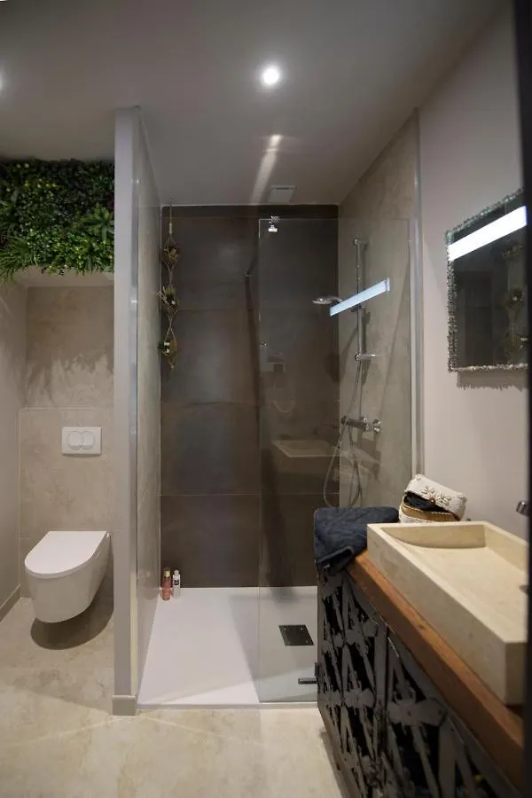 Appartement LA GROTTE Chambre jacuzzi charme romantique terrasse privée 300m plage et restaurants La Croix Valmer - Golfe Saint Tropez France