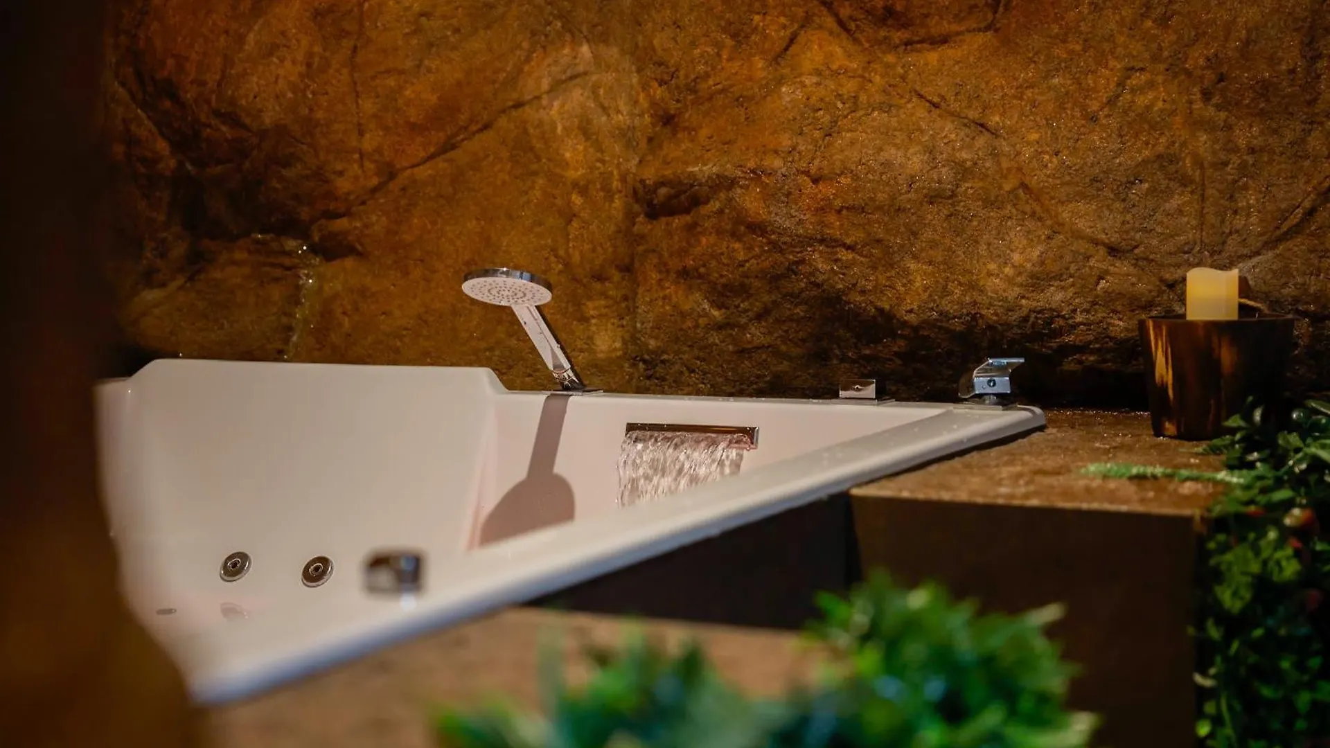 Appartement LA GROTTE Chambre jacuzzi charme romantique terrasse privée 300m plage et restaurants La Croix Valmer - Golfe Saint Tropez
