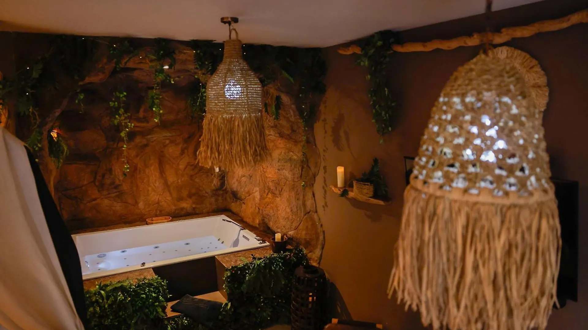 Appartement LA GROTTE Chambre jacuzzi charme romantique terrasse privée 300m plage et restaurants La Croix Valmer - Golfe Saint Tropez