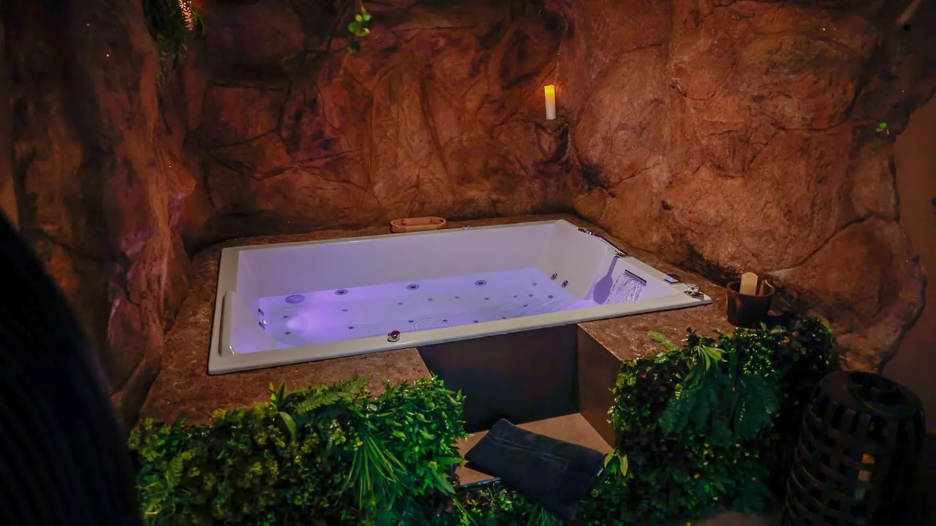 Appartement LA GROTTE Chambre jacuzzi charme romantique terrasse privée 300m plage et restaurants La Croix Valmer - Golfe Saint Tropez France