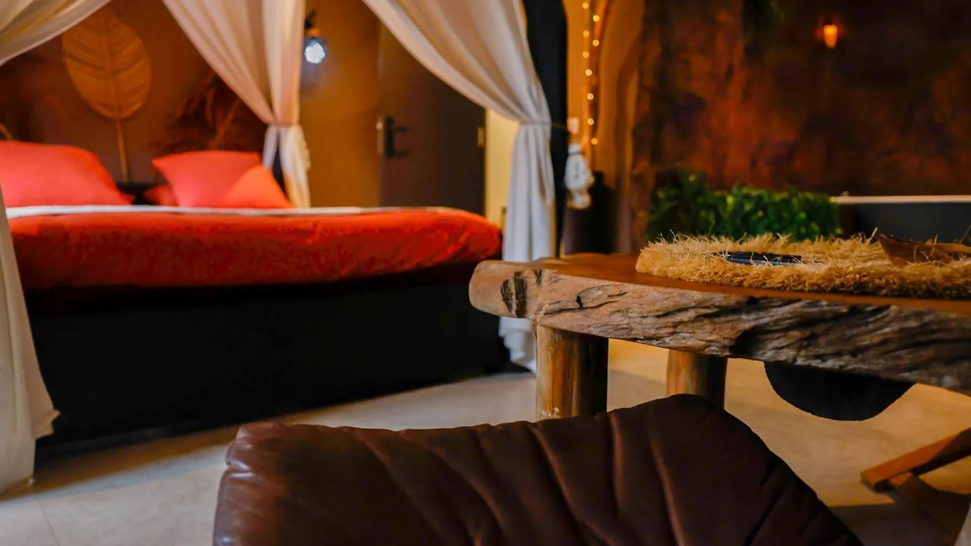 Appartement LA GROTTE Chambre jacuzzi charme romantique terrasse privée 300m plage et restaurants La Croix Valmer - Golfe Saint Tropez  La Croix-Valmer